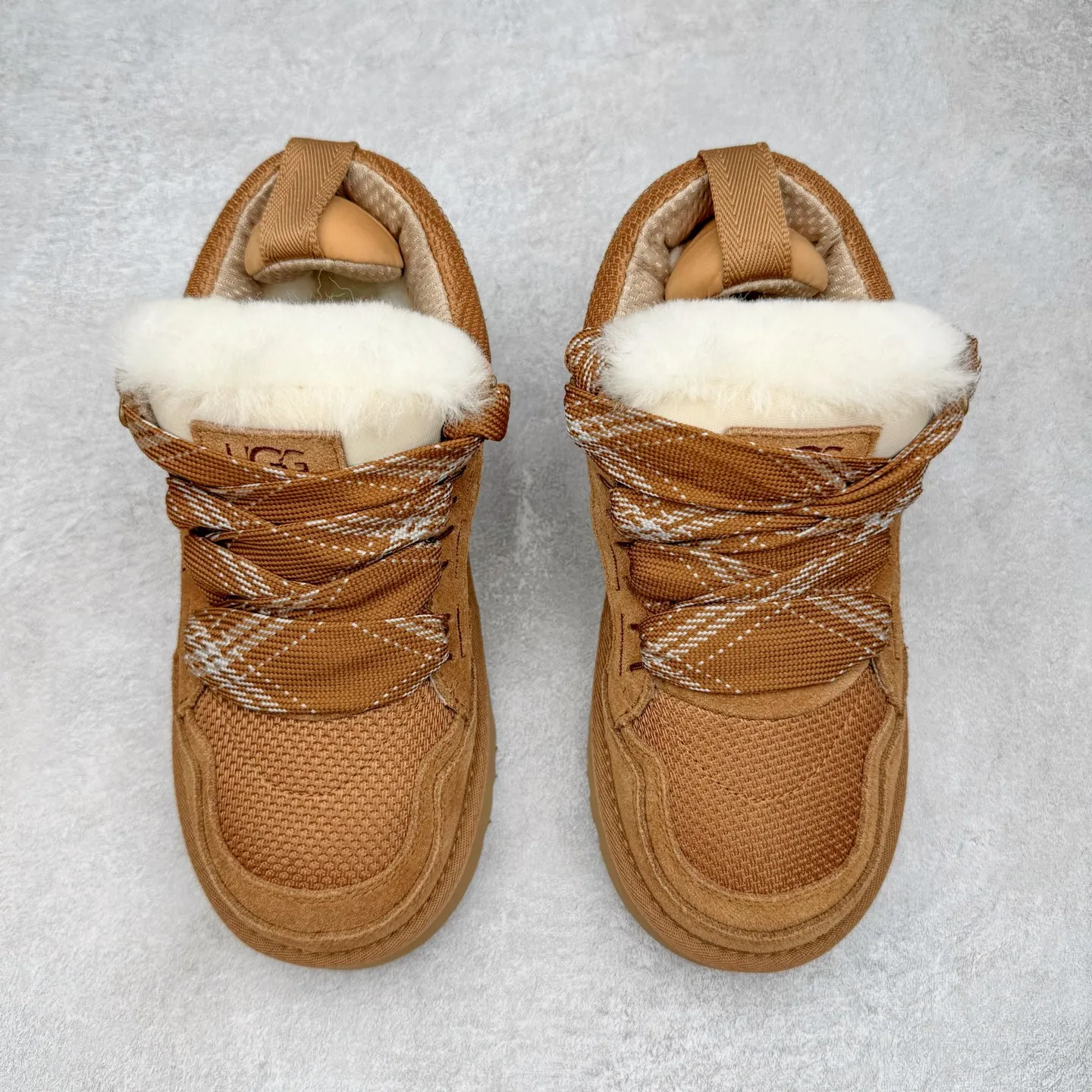 Pick up locally 💰600 UGG 4032 Meyer autumn and winter sheepskin and fur integrated snow boots. All shoes are made from the same factory as ZP. Longfeng A-grade Australian imported sheepskin and fur integrated men's and women's boots. Brand OEM production line. Fully follow the ZP process. OEM original pattern maker. Adhering to the principle of no original shoes and no development selection. Pay attention to every detail. The most authentic version on the market TREADLITE "Light Wing" technology outsole. Lightweight/durable/flexible/pile size: 35 36 37 38 39 40 41 42 43 44 45 Coding: by3936010